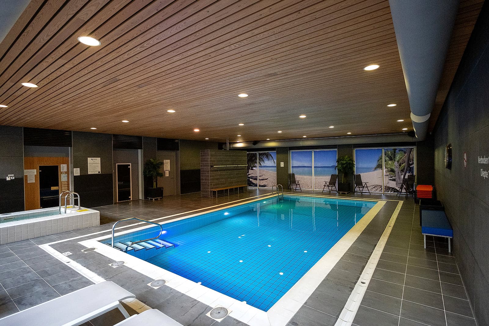 Het dompelbad naast het zwembad in Zoetermeer