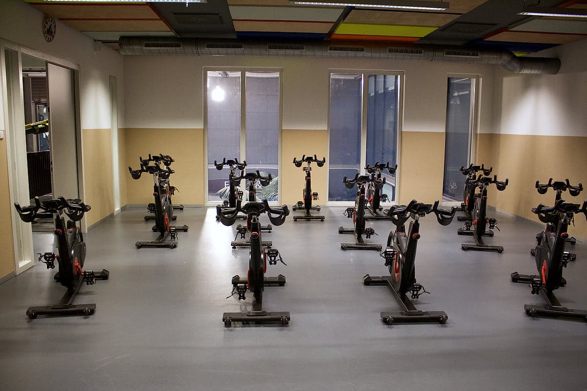 Spinningzaal met opgestelde fietsen bij Knetemann Quality Fitness Zoetermeer
