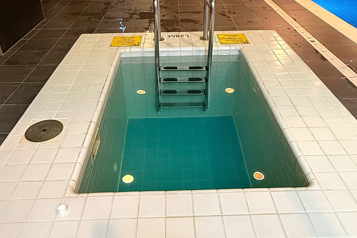 Wit betegeld dompelbad met helder groen water in de wellness van Knetemann Quality Fitness Zoetermeer