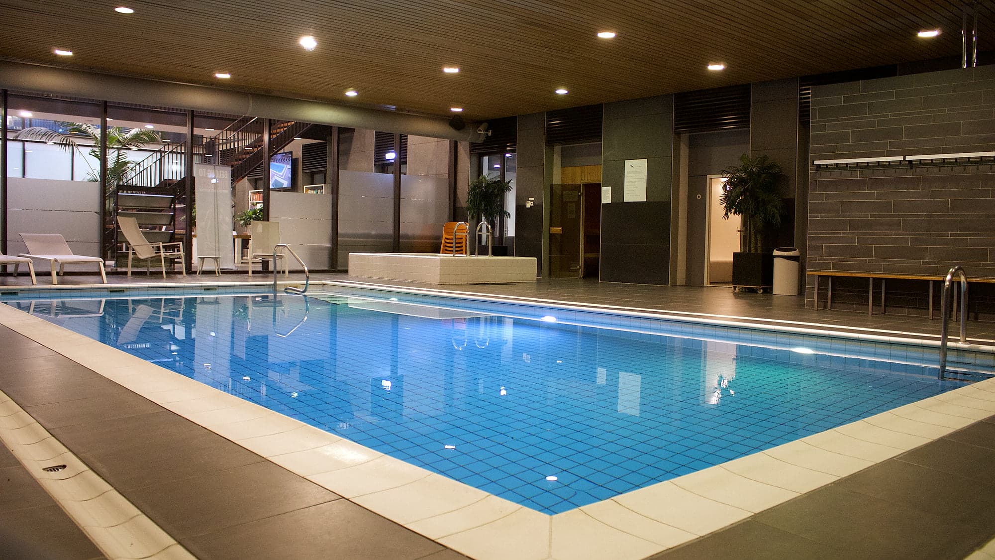 Verwarmd binnenzwembad met blauwe tegels bij Knetemann Quality Fitness Zoetermeer